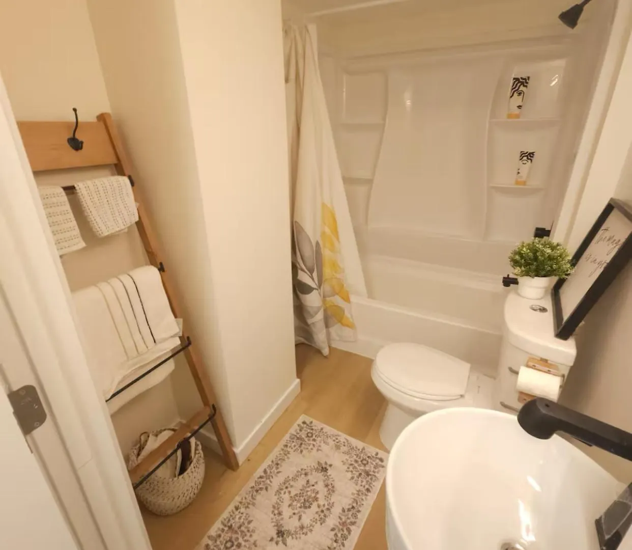 Guest house Cozy Basement Suite Winnipeg Walk To Transit